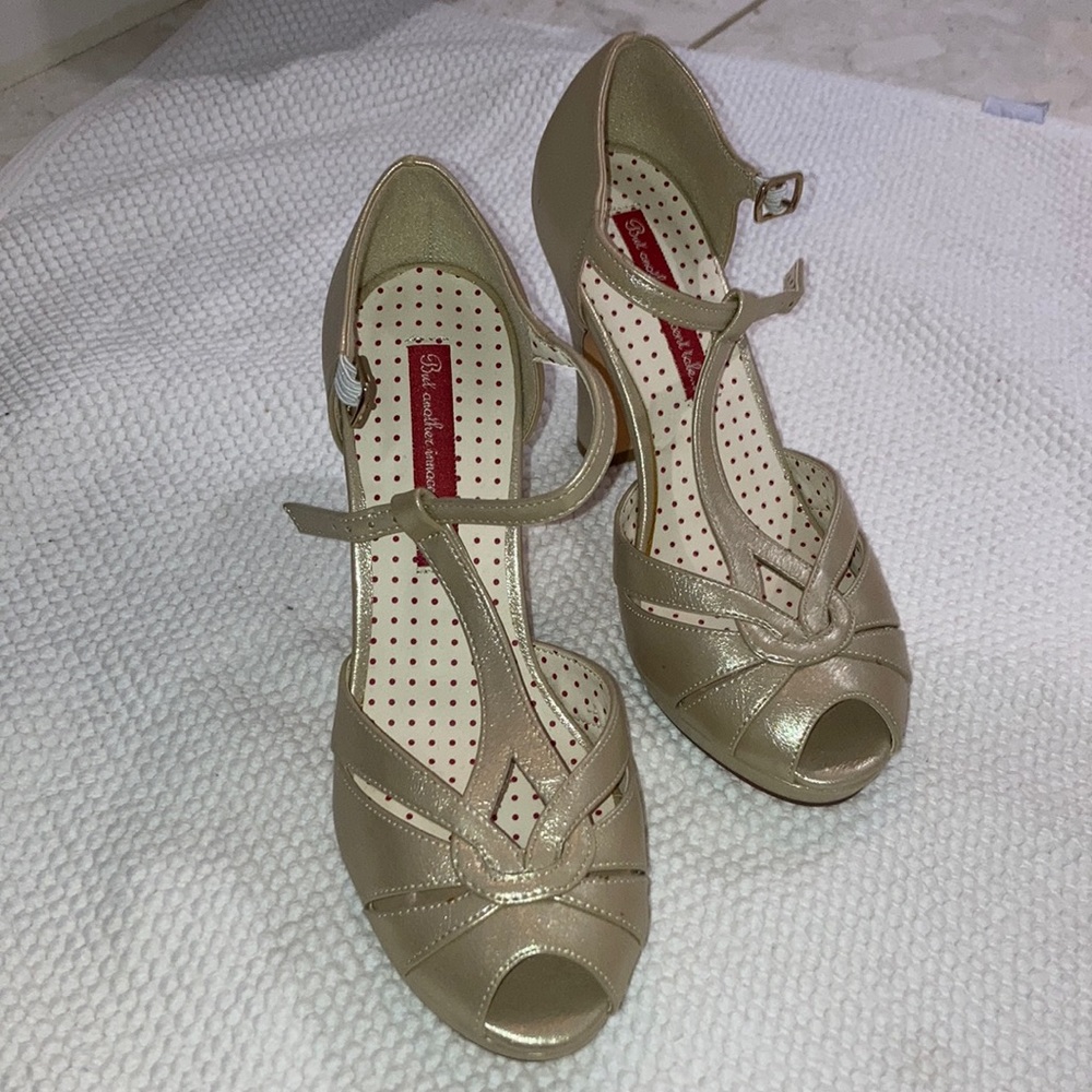 NWOT- Vintage-style gold heels! Cushion sole - super fun! Never worn